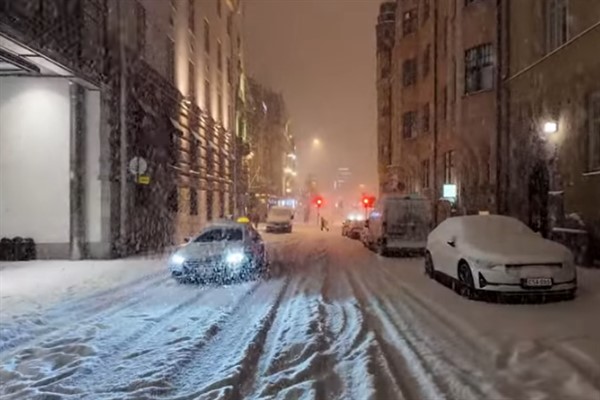 Finlandiya'da 170 bin kişi elektriksiz kaldı, uçak pistten çıktı<