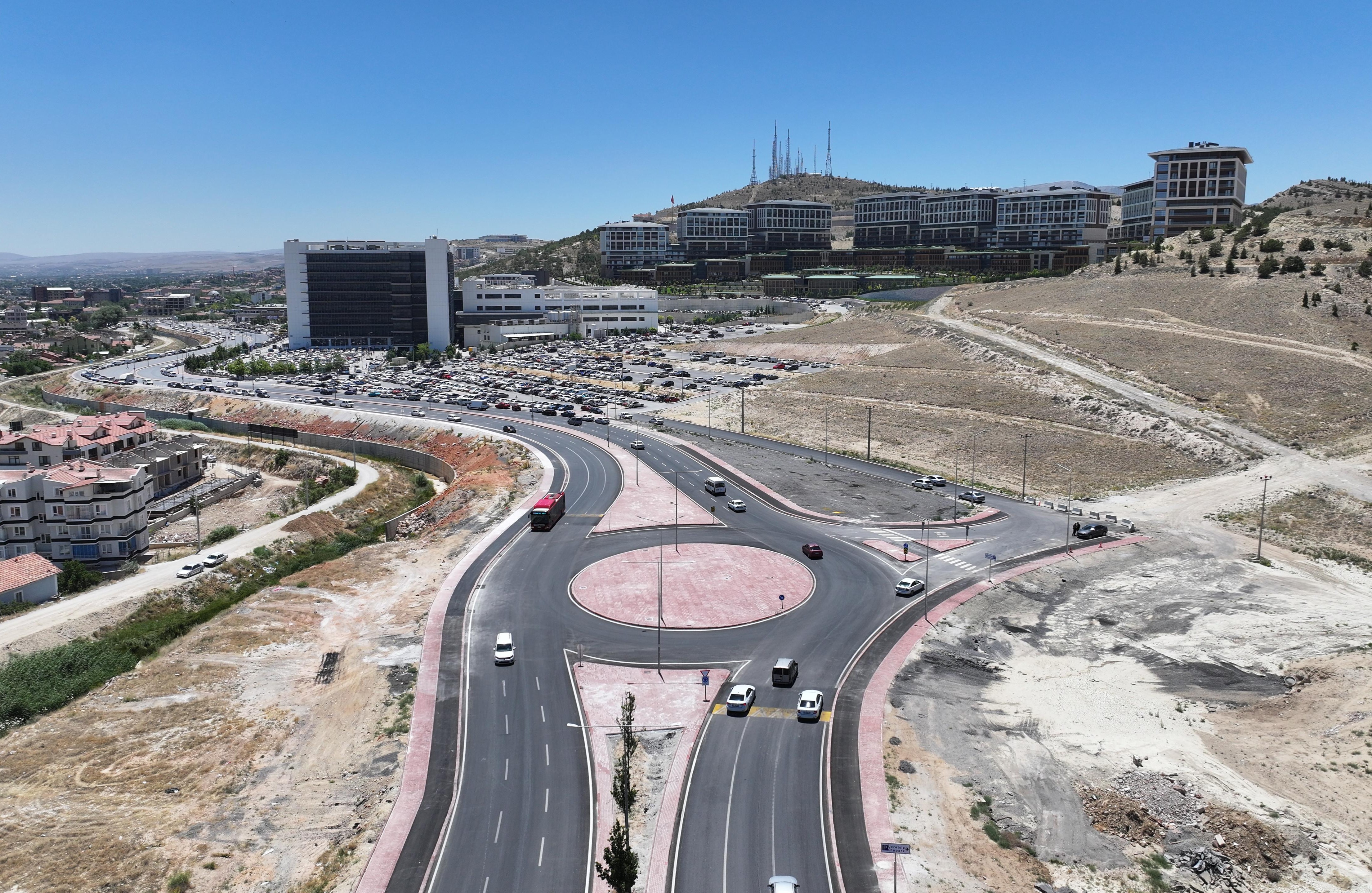 Konya Büyükşehir Belediyesi'nden hastane otoparkı yolunda çalışma<