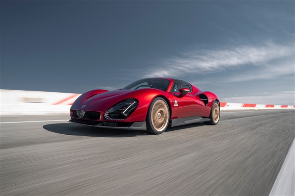 Alfa Romeo’nun yeniden doğan efsane modeli 33 Stradale Kuzey Amerika’da sahne aldı<