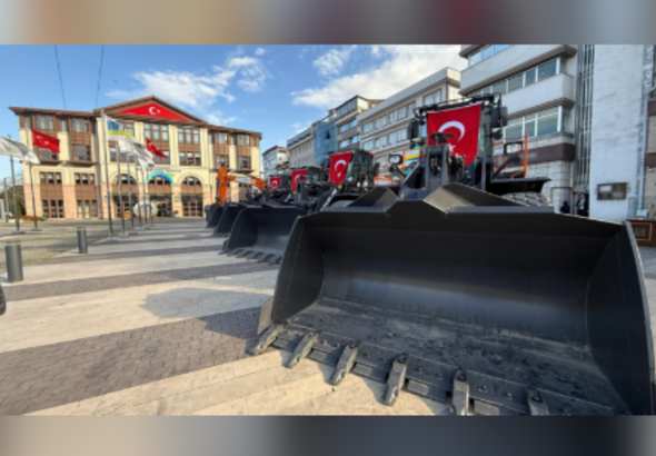 Büyükşehir, araç filosuna 5 yeni ağır iş makinesi ekledi