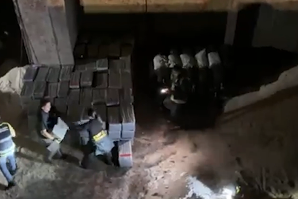  İspanyol polisi, Kanarya Adaları açıklarında bir gemide 10 ton uyuşturucu ele geçirdi