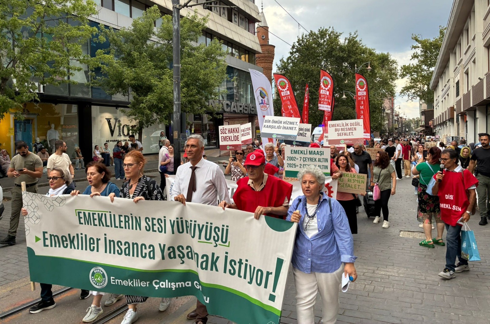 Bursa Kent Konseyi Emekliler Çalışma Grubu'ndan “Emeklilerin Sesi” yürüyüşü<
