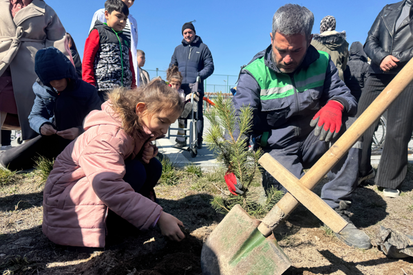 Büyükşehirden özel çocuklara ağaç dikme etkinliği<