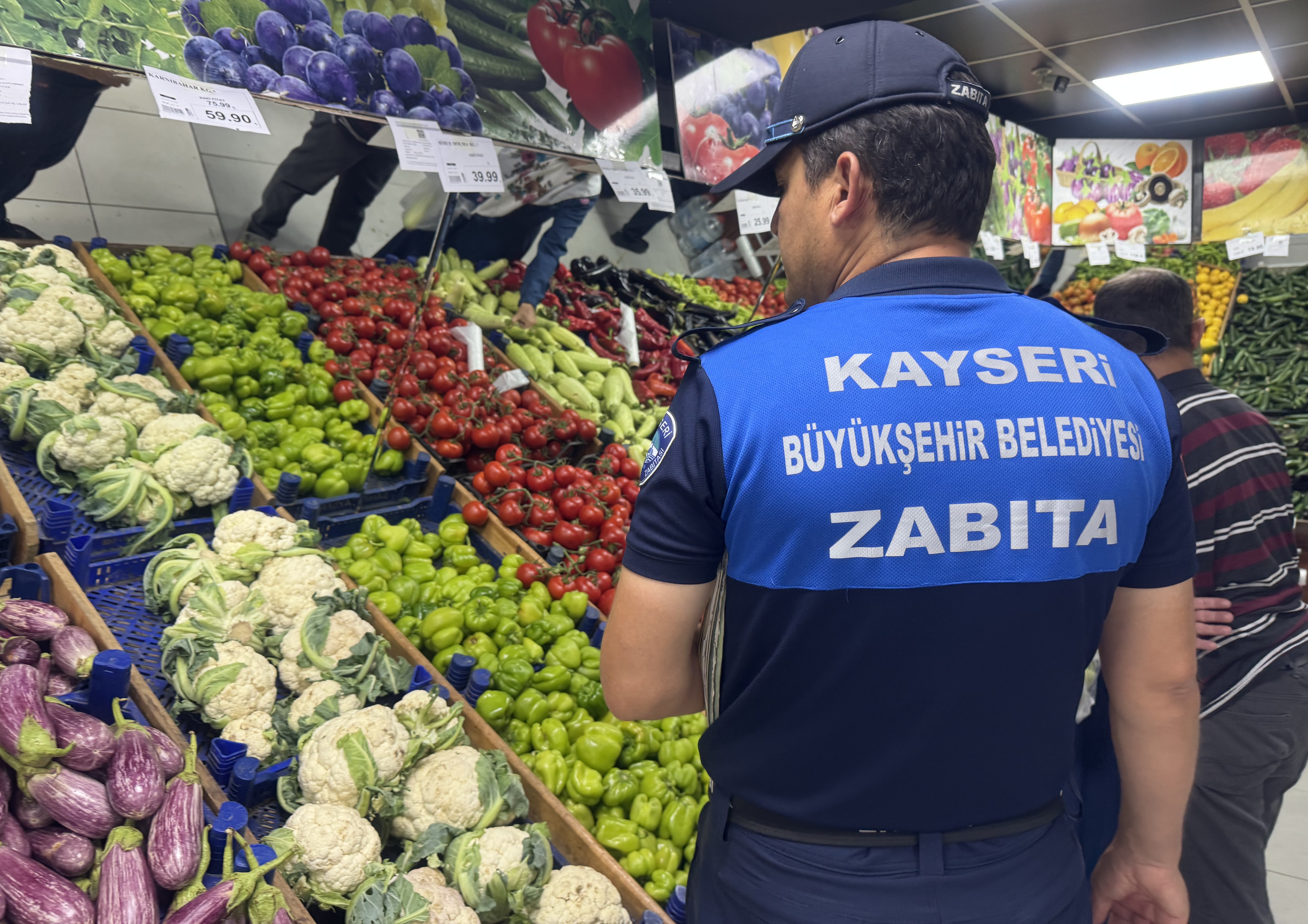Kayseri Büyükşehir Belediyesi Zabıta ekiplerinden marketlere denetim<