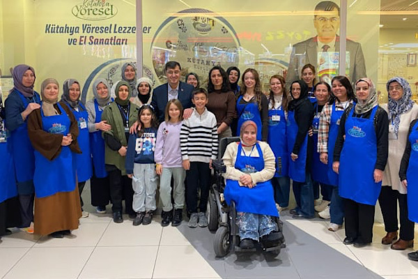 Başkan Kahveci, yöresel lezzetler ve el sanatları stantlarını ziyaret etti<