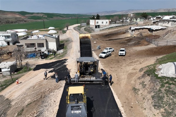 Diyarbakır Büyükşehir Belediyesi, Silvan'da asfalt çalışması başlattı<