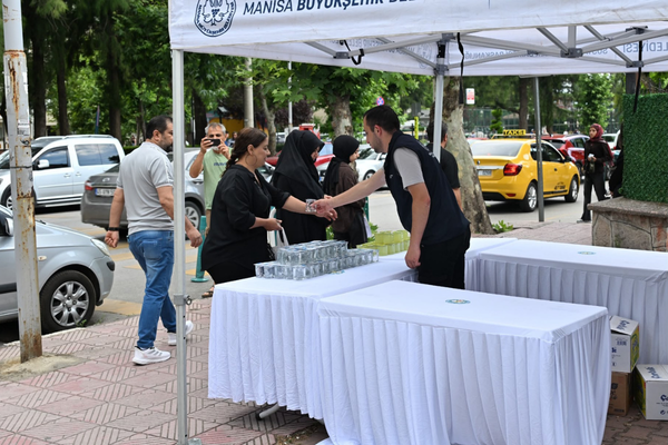 Manisa’da YKS merkezlerinde ikram yapıldı<