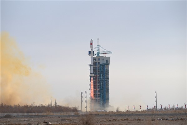 Çin uzaya 3 yeni uydu gönderdi<