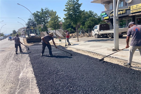 Düzce Belediyesi'nden şehir genelinde yol ve temizlik çalışmaları