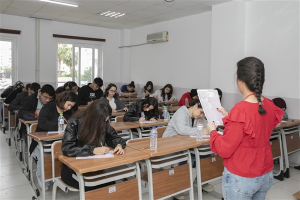 Mersin'de kurs merkezlerinden LGS’ye katılan 125 öğrenci ilk yüzde 5’lik dilimde yer aldı<