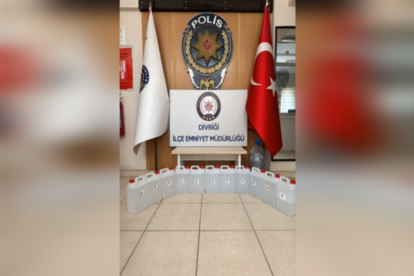 Divriği'nde 1,677 litre el yapımı alkol ele geçirildi