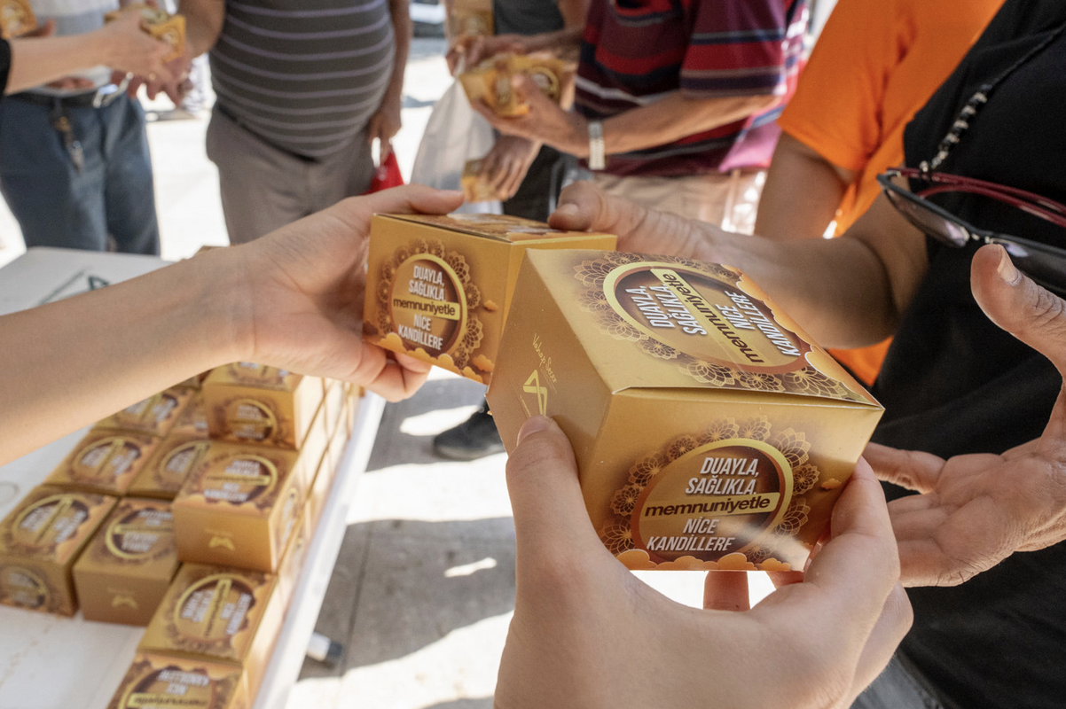 Mersin'de 15 bin kandil simidi dağıtıldı