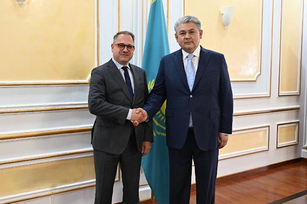 Kazakistan Dışişleri Bakanı Kosherbayev, Fransa Büyükelçisi Gioge’yi kabul etti<