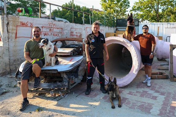 Maltepe'de köpekli arama kurtarma eğitimleri sürüyor<