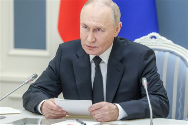 Putin, Macron ile üç yıl aradan sonra telefonda görüştü<