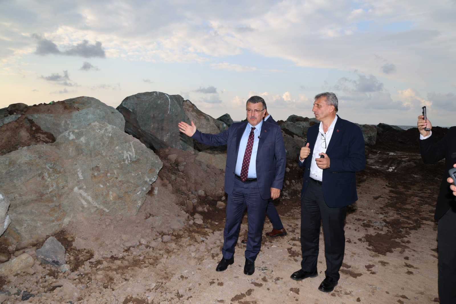 Arsin Yatırım Adası’nda tahkimat ve altyapı çalışmaları başladı<