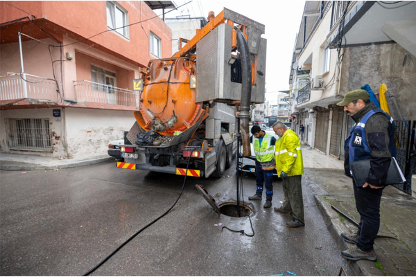 İZSU, İzmir’de yağışlara karşı çalışmalarını yoğunlaştırdı<