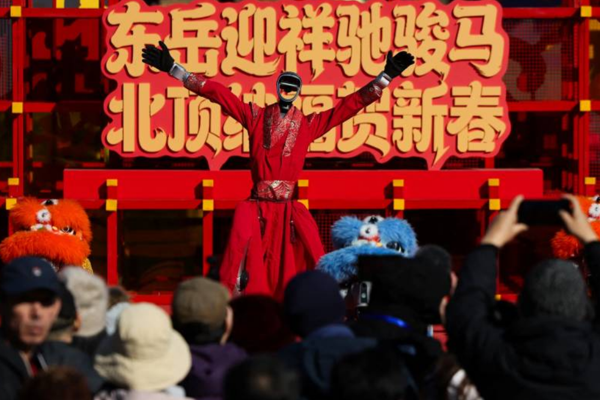 Çin’in kungfu yapan insansı robotları dünyanın ilgisini çekti<