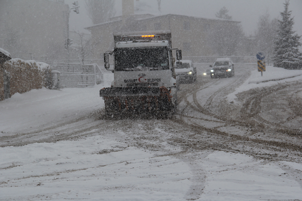 Bayburt'ta  karla mücadele çalışmaları sürdürülüyor