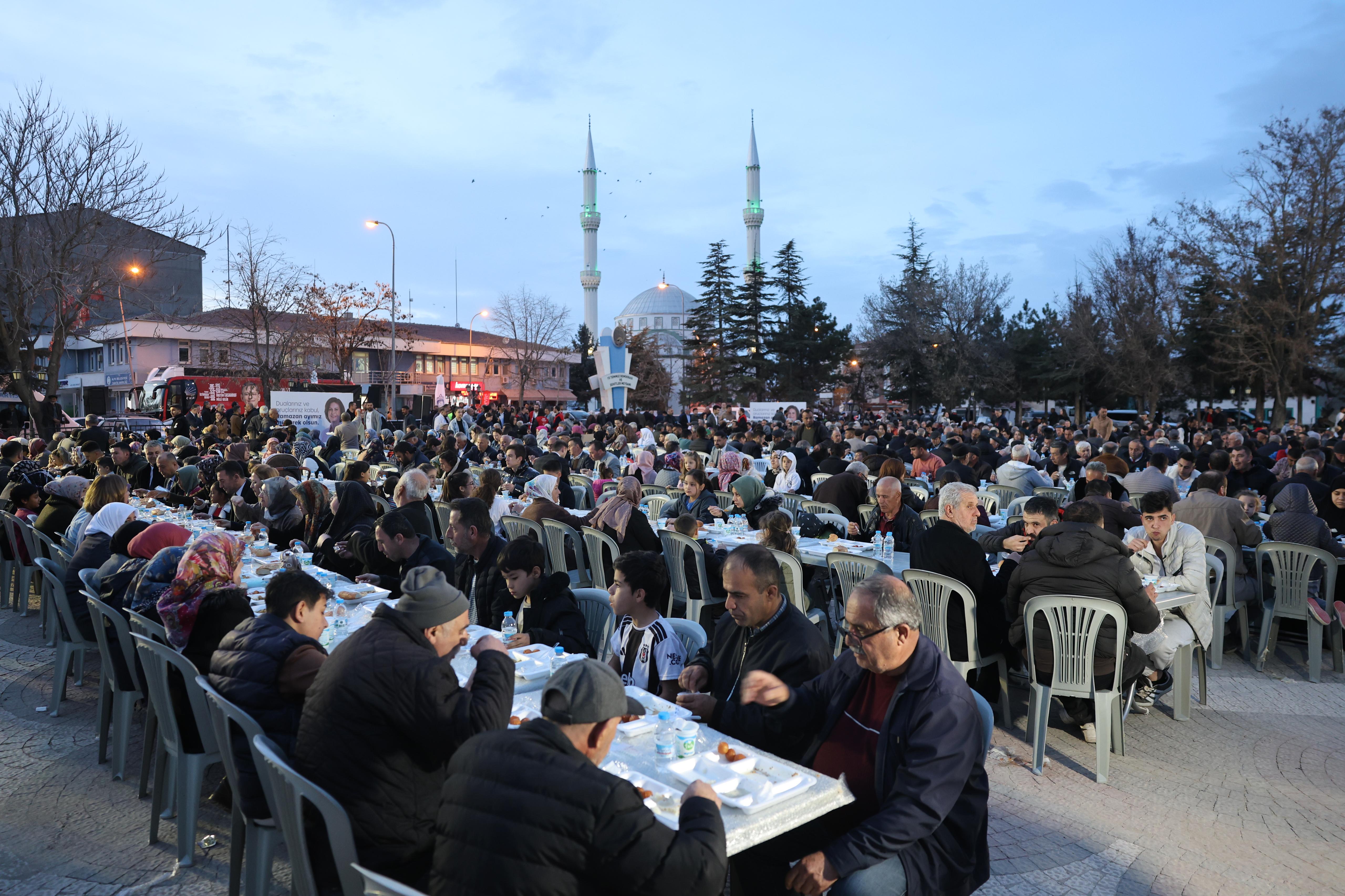 Eskişehir Büyükşehir Belediyesi, Alpulu'da iftar sofrası kurdu