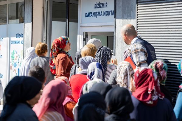 İzmir Büyükşehir Belediyesinden haftada 16 bin 800 kişilik sıcak yemek desteği<