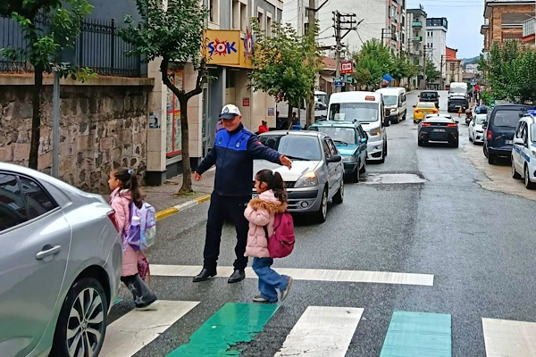 Giresun'da zabıta ekipleri öğrencilerin güvenli ulaşımına destek oluyor<