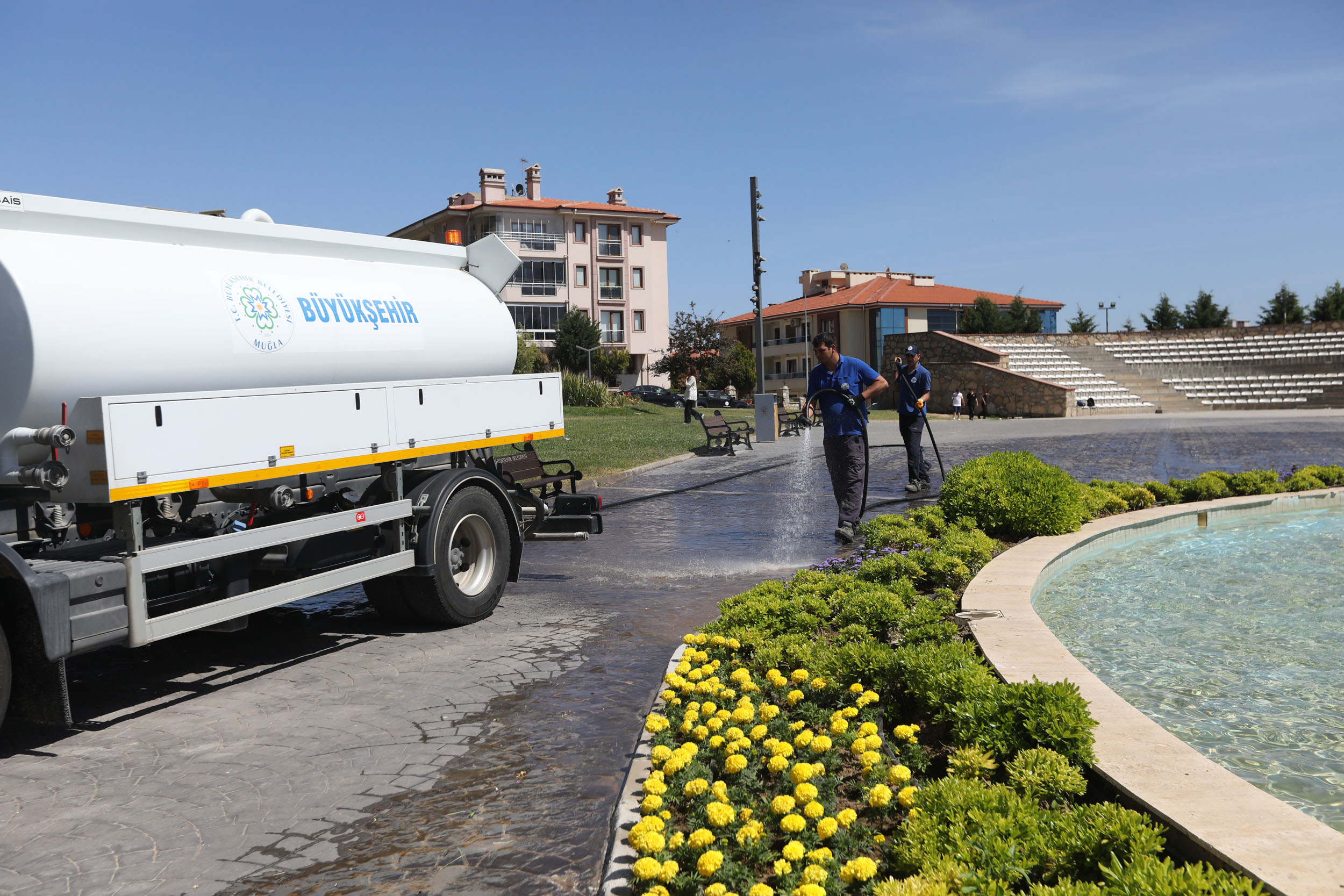 Muğla Büyükşehir Belediyesi'nden 13 ilçede temizlik çalışması