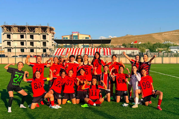 Van Büyükşehir Belediyespor Kadın Futbol Takımı play-off'a yükseldi<
