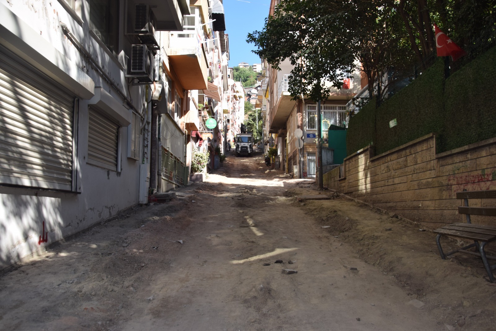 İzmit Belediyesi, Yukarı Pazar Caddesi’ni yeniliyor<