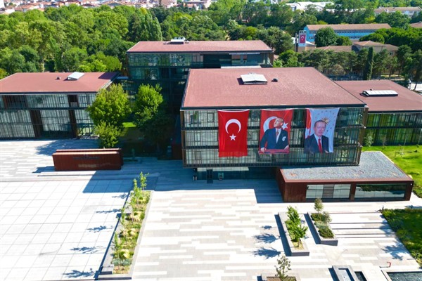 İnegöl’de bin 500 öğrenciye kırtasiye yardımı