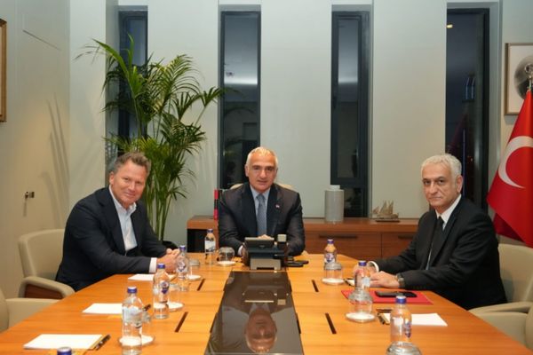 Bakan Ersoy Jet2 ve Dertour Group yöneticileriyle bir araya geldi