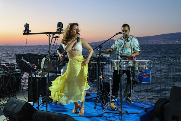 İzmir Marina konserleri Latin ritimleriyle başladı<