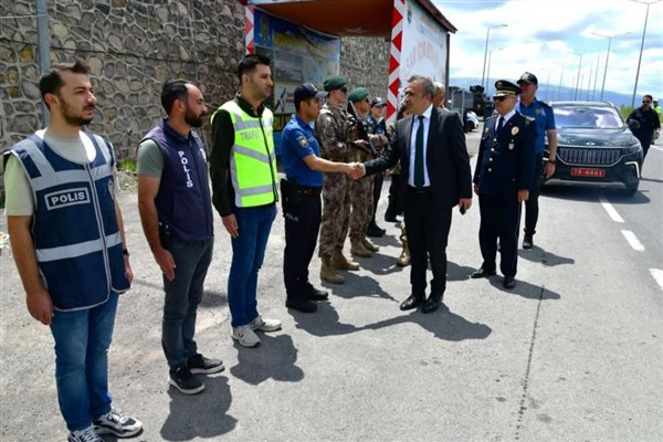 Vali Çiçek’ten bayram öncesi güvenlik güçlerine ziyaret<