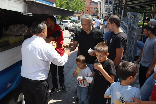 İzmit’te Cuma namazı sonrası kek ve limonata ikram edildi