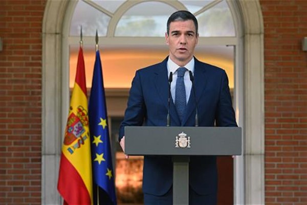 Sanchez, Eurogroup Başkanlığı'na adaylığını koyan Cuerpo'yu destekledi<