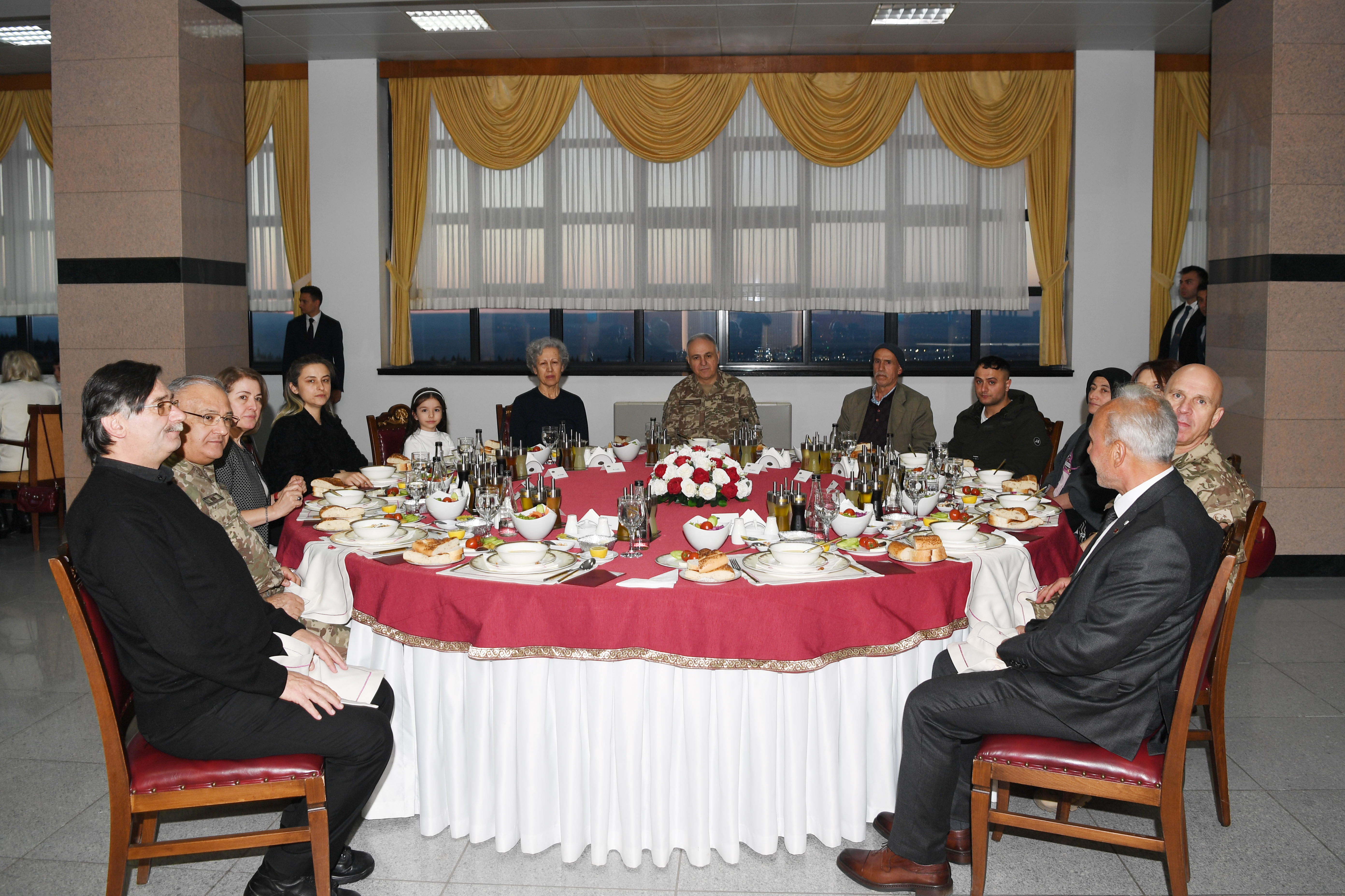 Genelkurmay Başkanı Gürak, şehit aileleri, gaziler ve gazi aileleri ile iftar yaptı