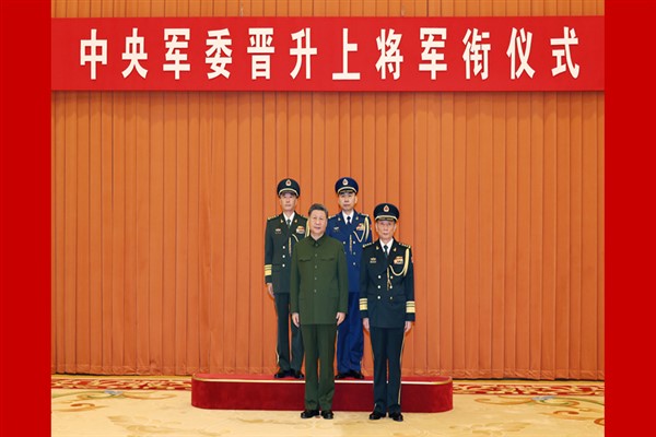 Xi’den iki subaya generallik terfi sertifikası<
