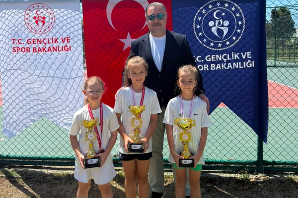 Osmangazi Belediyesporlu tenisçiler Bursa İl Birinciliği'nden derecelerle döndü<