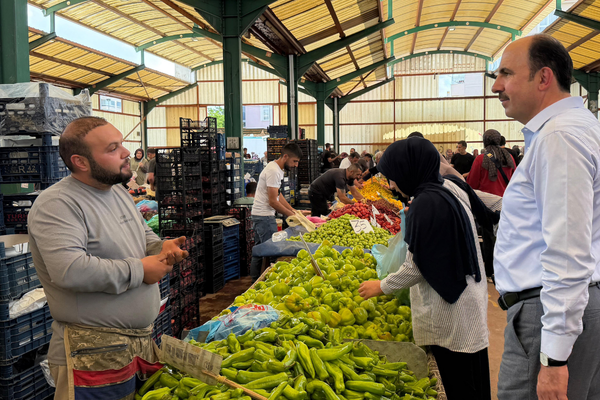 Başkan Altay, Karkent Pazarı'nda vatandaşlarla buluştu