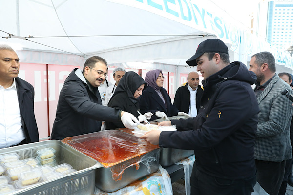 Başkan Canpolat ve Milletvekili Yazmacı iftar çadırında vatandaşlarla buluştu<