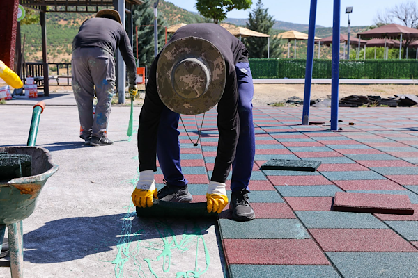 Bingöl’de parklarda yenileme çalışmaları sürüyor<