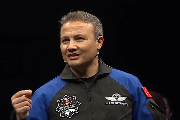 Alper Gezeravcı, şehit çocuklarıyla bir araya geldi<