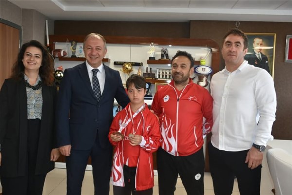 Erzurum GSK sporcusu Karakurt'tan, Gençlik ve Spor İl Müdürü Çakmur'a ziyaret<