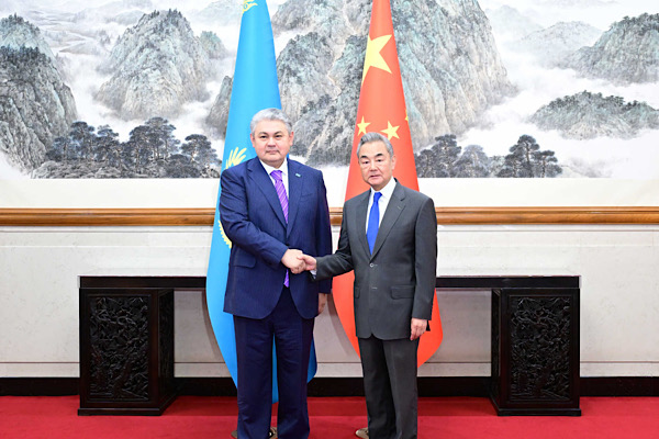 Çin ve Kazakistan dışişleri bakanları Beijing’de bir araya geldi<