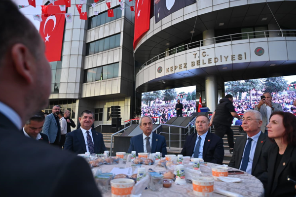 Kepez’de Kadir Gecesi’nde 5 bin kişilik iftar sofrası kuruldu<