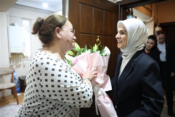 Bakan Göktaş'tan gönüllü anne Gürel'e Anneler Günü ziyareti