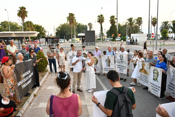 Antalya Müzesi'nin yıkım kararı için sivil toplum kuruluşları da nöbete katıldı<
