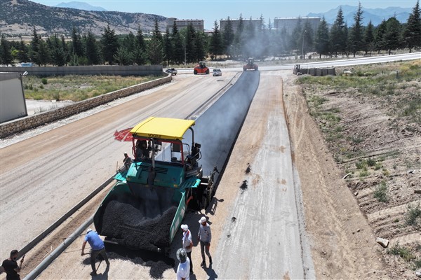 Isparta'da 1002 TOKİ yeni bağlantı yolu asfaltlanıyor<