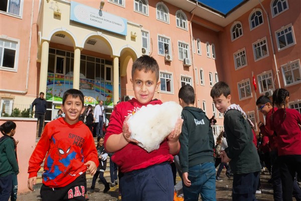 Adanalı çocuklar kartopu oynadı, kardan adam yaptı<