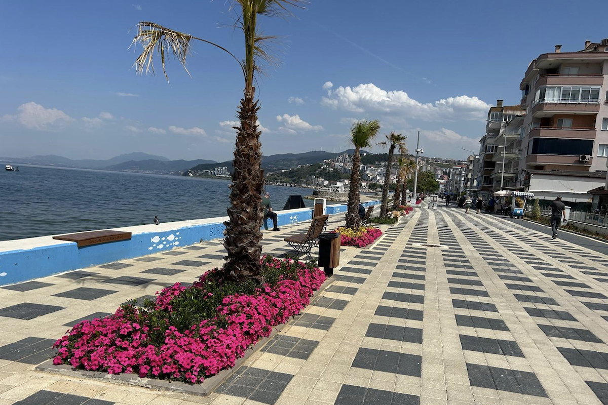 Bursa’da kent genelinde çiçeklendirme çalışmaları devam ediyor<
